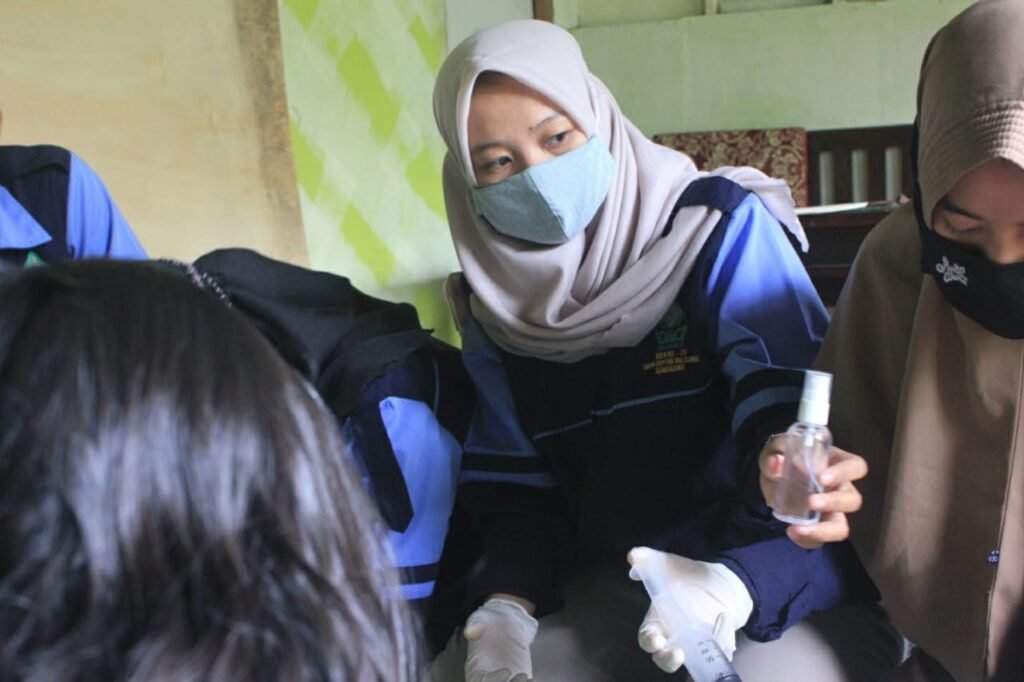 Cegah COVID-19, Mahasiswa UIN Walisongo Lakukan Sosialisasi Pembuatan Handsanitizer