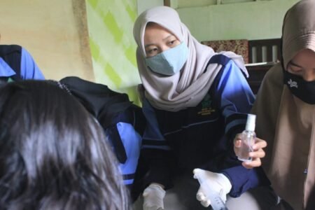 Cegah COVID-19, Mahasiswa UIN Walisongo Lakukan Sosialisasi Pembuatan Handsanitizer