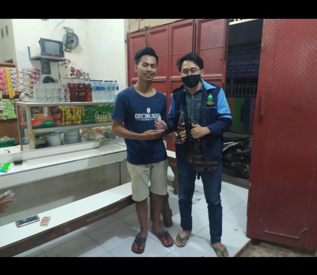 Mahasiswa KKN 75 UIN Walisongo Bagikan Masker dan Handsanitizer