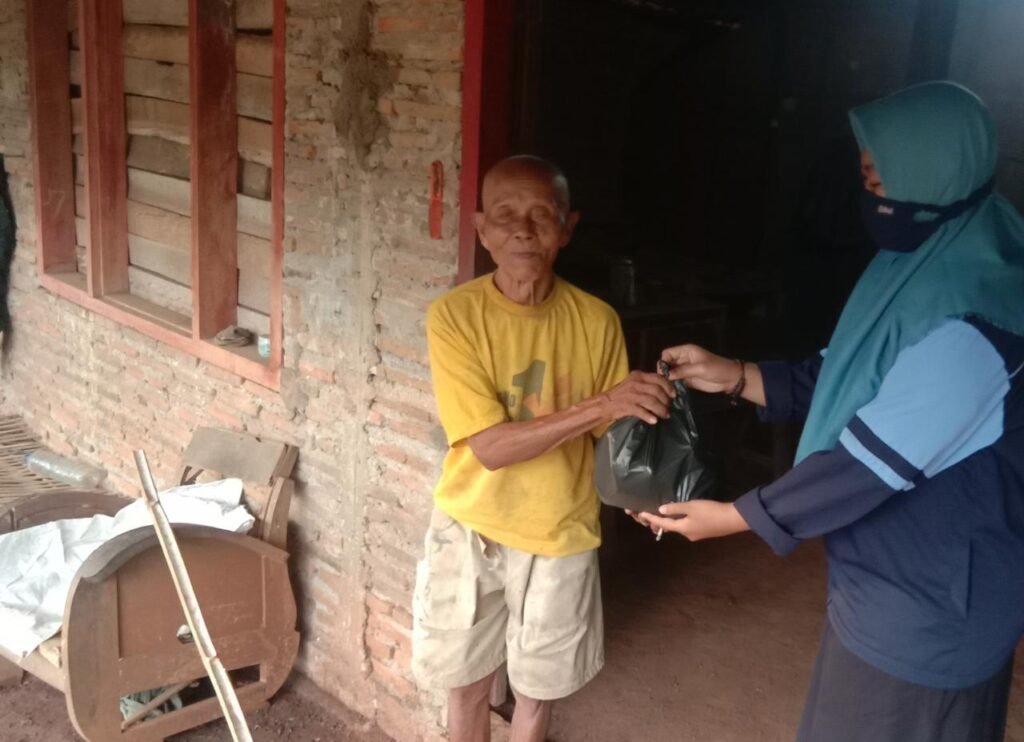 Peduli Sesama, Mahasiswa UIN Walisongo Bagikan Sembako