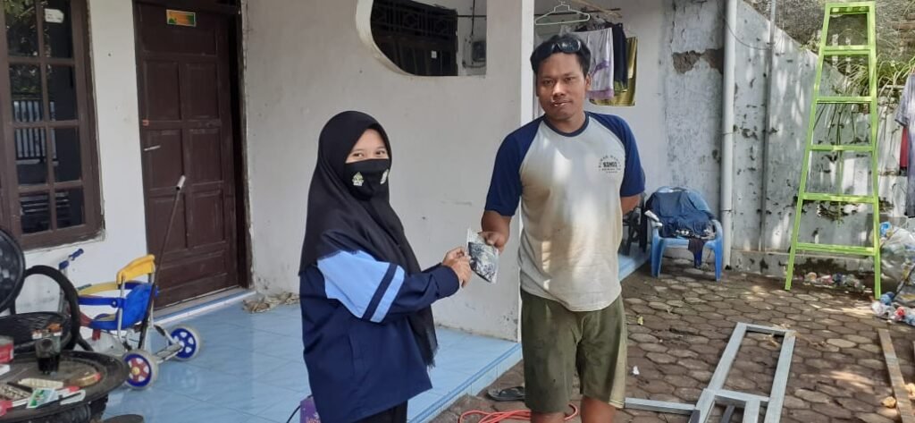 Mahasiswa KKN UIN Walisongo Semarang Bagikan Masker Sablon Gratis