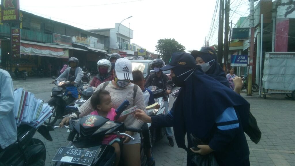 Peduli Kesehatan, Mahasiswa KKN 67 UIN Walisongo Bagikan Paket Kesehatan