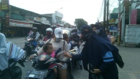 Peduli Kesehatan, Mahasiswa KKN 67 UIN Walisongo Bagikan Paket Kesehatan