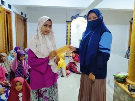 Cegah Covid-19, Mahasiswa KKN UIN Walisongo Semarang Bagikan Masker