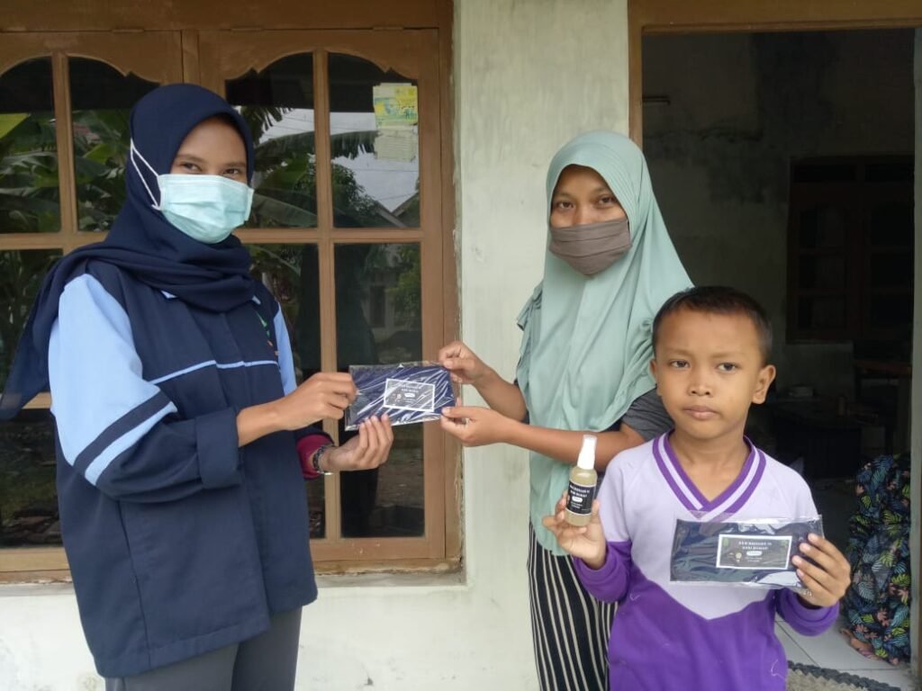 Sosialisasi Kesehatan, KKN UIN Walisongo Bagikan Masker dan Handsanitizer