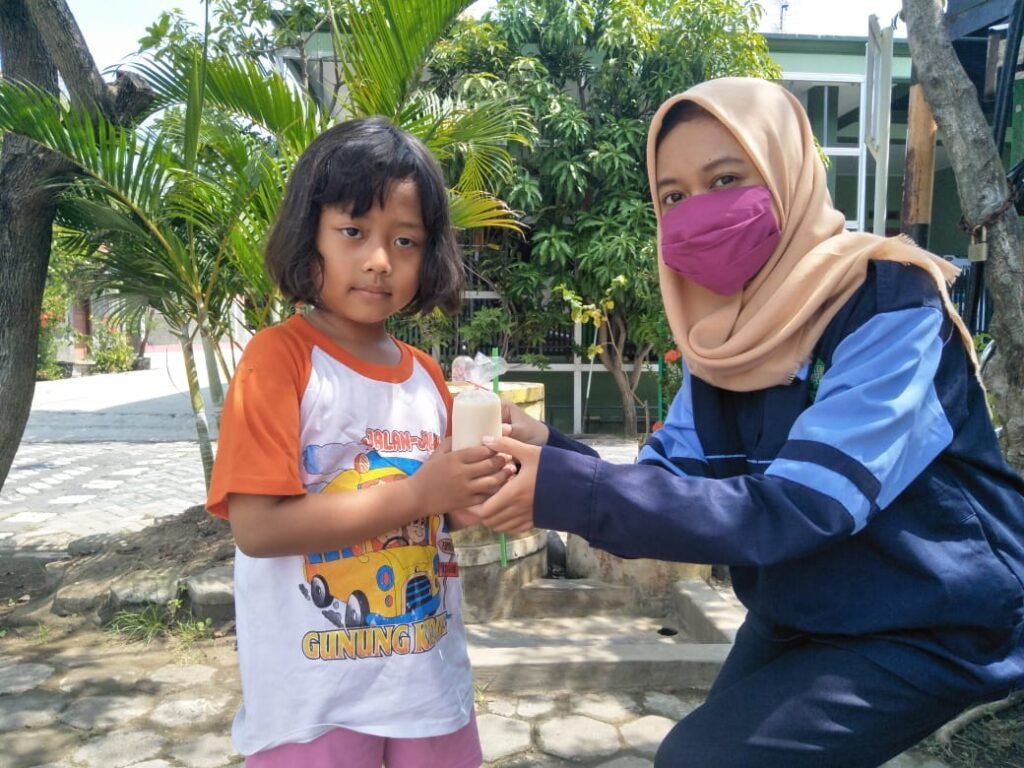 Mahasiswa KKN UIN Walisongo Bagikan Minuman Sehat Susu Kedelai