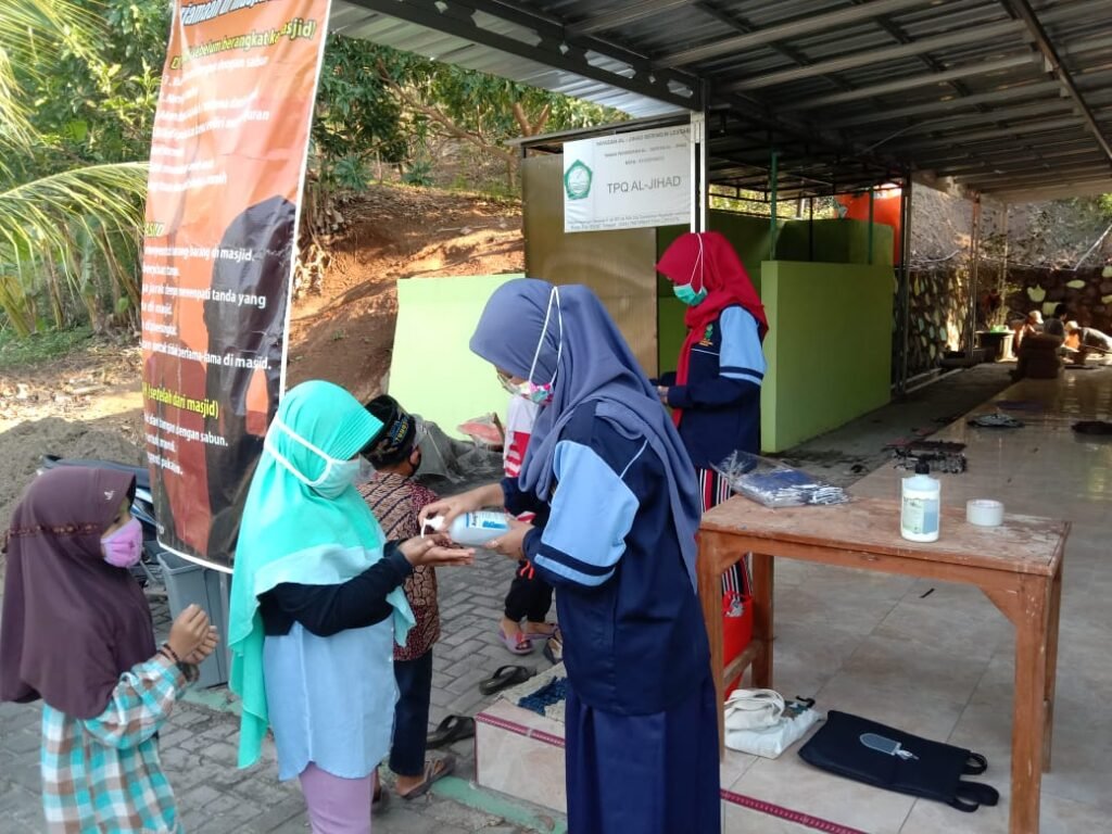 Cegah Covid 19, Kelompok 83 KKN UIN Walisongo Bagikan Masker