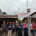 Mahasiswa KKN Gandeng Pemuda Realisasikan Renovasi Papan Nama Gang