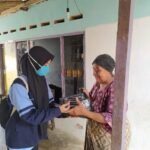 Peringati Hari Pahlawan, Mahasiswa KKN UIN Walisongo Bagikan Sembako dan Masker