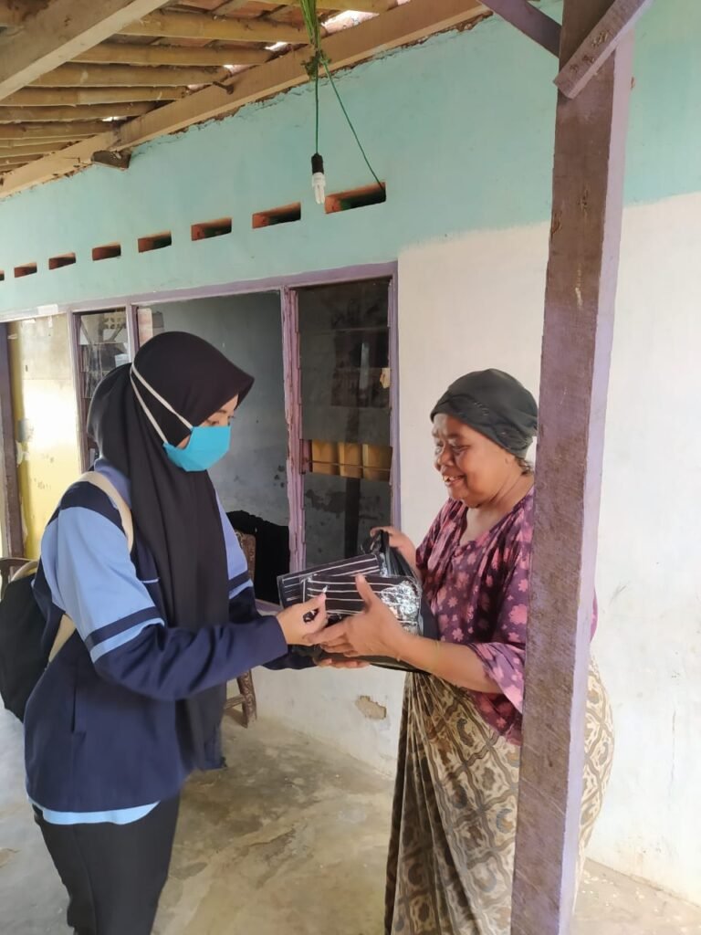 Peringati Hari Pahlawan, Mahasiswa KKN UIN Walisongo Bagikan Sembako dan Masker