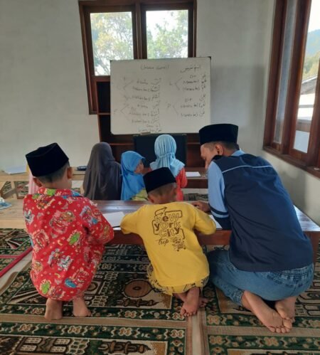 Mahasiswa KKN UIN Walisongo Latih Siswa TPA Basa Arab