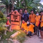 Mahasiswa UIN Walisongo dan Universitas Negeri Makasar Cat Tugu Batas Kelurahan