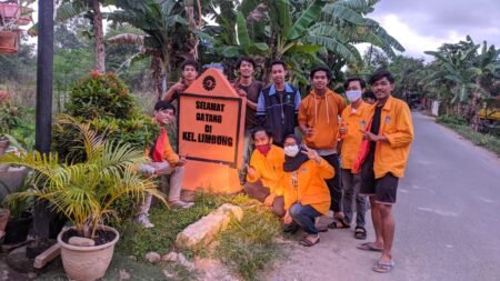 Mahasiswa UIN Walisongo dan Universitas Negeri Makasar Cat Tugu Batas Kelurahan