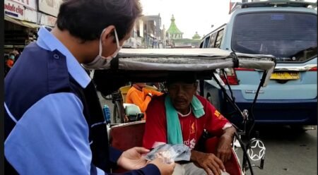 Cegah Covid-19, Mahasiswa KKN UIN Walisongo Bagikan Masker Gratis