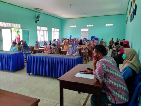 Mahasiswa KKN UIN Walisongo Andil dalam Penyaluran BLT