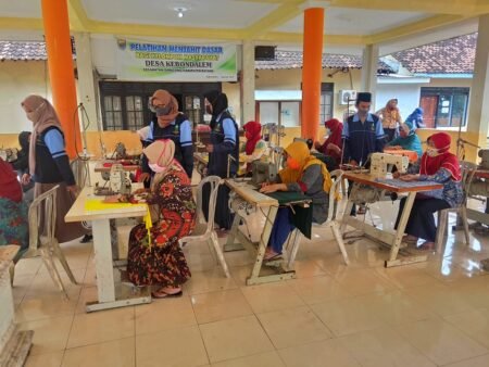 Mahasiswa KKN UIN Walisongo Gandeng PKK Ikuti Pelatihan Menjahit