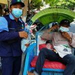 Dorong Warga Disiplin, KKN UIN Walisongo Membagikan Masker