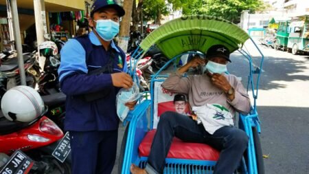 Dorong Warga Disiplin, KKN UIN Walisongo Membagikan Masker