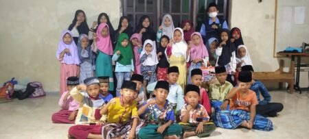 Cegah covid-19, Mahasiswa KKN UIN Walisongo Bagikan Masker