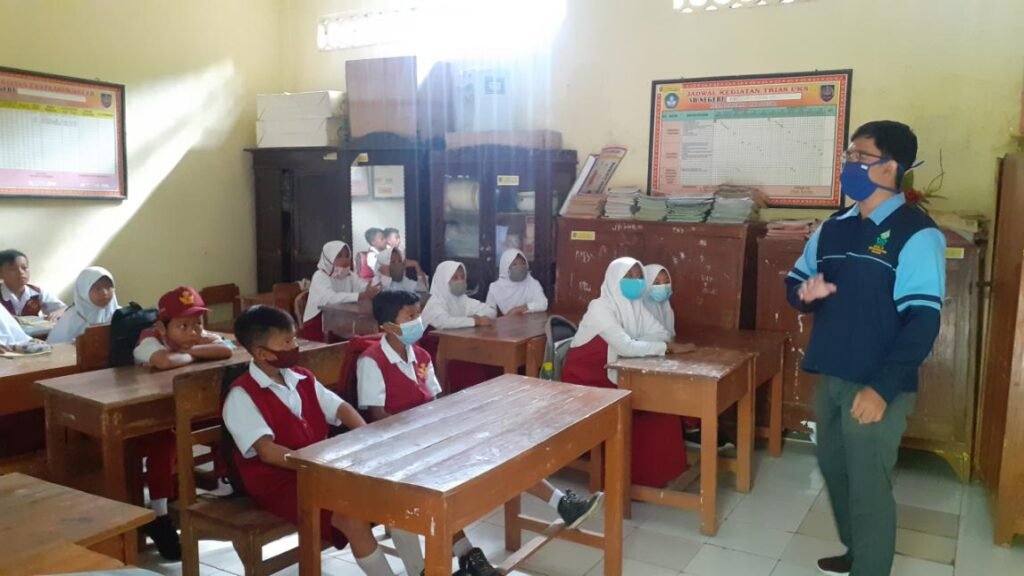 Pendampingan Belajar, Mahasiswa KKN UIN Walisongo Ajari Siswa PHBS