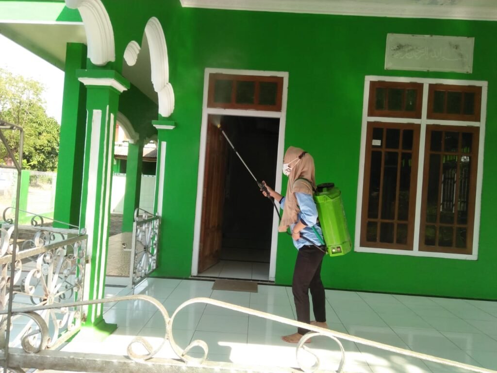 Cegah Covid-19, Mahasiswa KKN UIN Walisongo Melakukan Penyemprotan Disinfektan