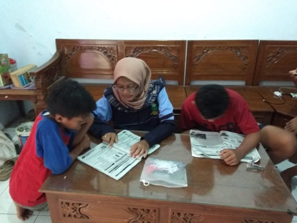 Tingkatkan Pendidikan, Mahasiswa KKN UIN Walisongo Melakukan Bimbingan Belajar