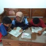 Tingkatkan Pendidikan, Mahasiswa KKN UIN Walisongo Melakukan Bimbingan Belajar