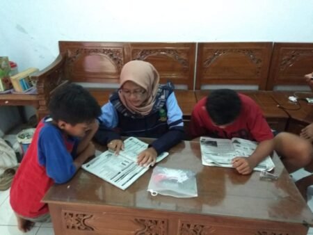 Tingkatkan Pendidikan, Mahasiswa KKN UIN Walisongo Melakukan Bimbingan Belajar