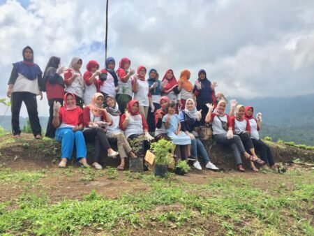 Kembangkan Potensi Desa, Mahasiswa KKN UIN Walisongo Buat Gerakan Seribu Bunga