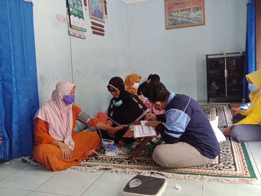 Tingkatkan Kesehatan Lansia, Mahasiswa KKN gandeng Kelurahan Singorejo Melakukan Pos Lansia