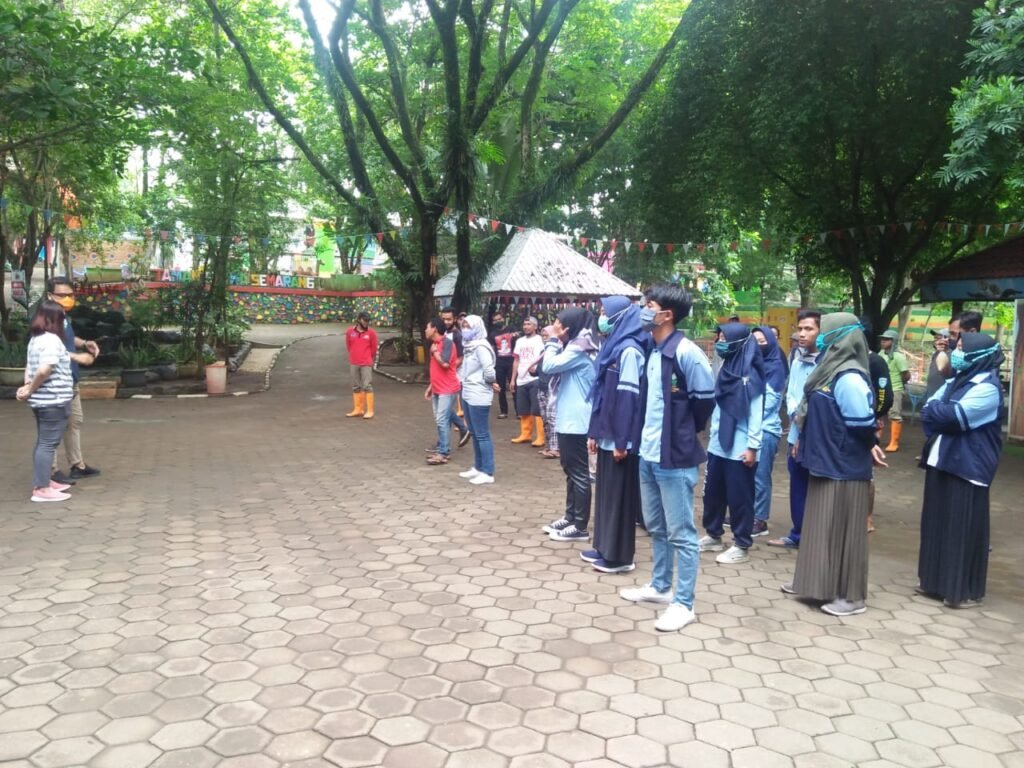 Mahasiswa KKN UIN Walisongo Andil dalam Gerakan Senin Resik di Semarang Zoo