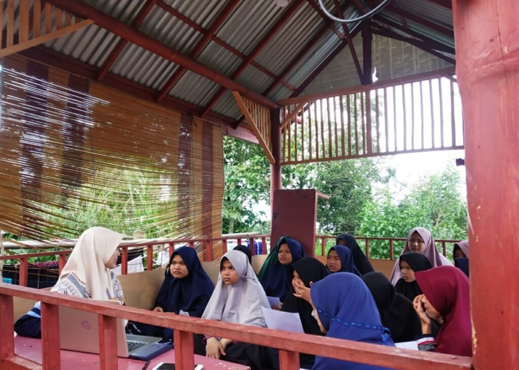 Menyadarkan Pentingnya Arah Kiblat, Mahasiswa KKN UIN Walisogo Gelar Pelatihan