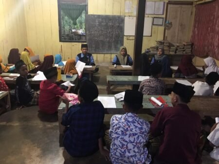 Mahasiswa KKN UIN Walisongo Latih Anak Membaca Maulid Dziba’
