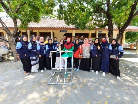 Mahasiswa KKN UIN Walisongo Serahkan Tempat Cuci Tangan Sistem Injak