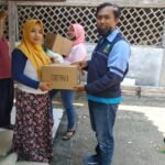 Pemdes Grandah Gandeng Mahasiswa KKN UIN Walisongo Salurkan Bansos