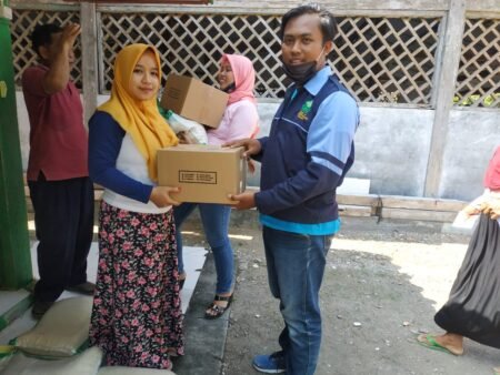 Pemdes Grandah Gandeng Mahasiswa KKN UIN Walisongo Salurkan Bansos