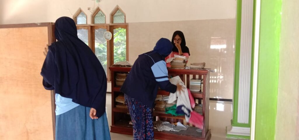 KKN UIN Walisongo Lakukan Bersih Musholla sebagai Sarana Dakwah