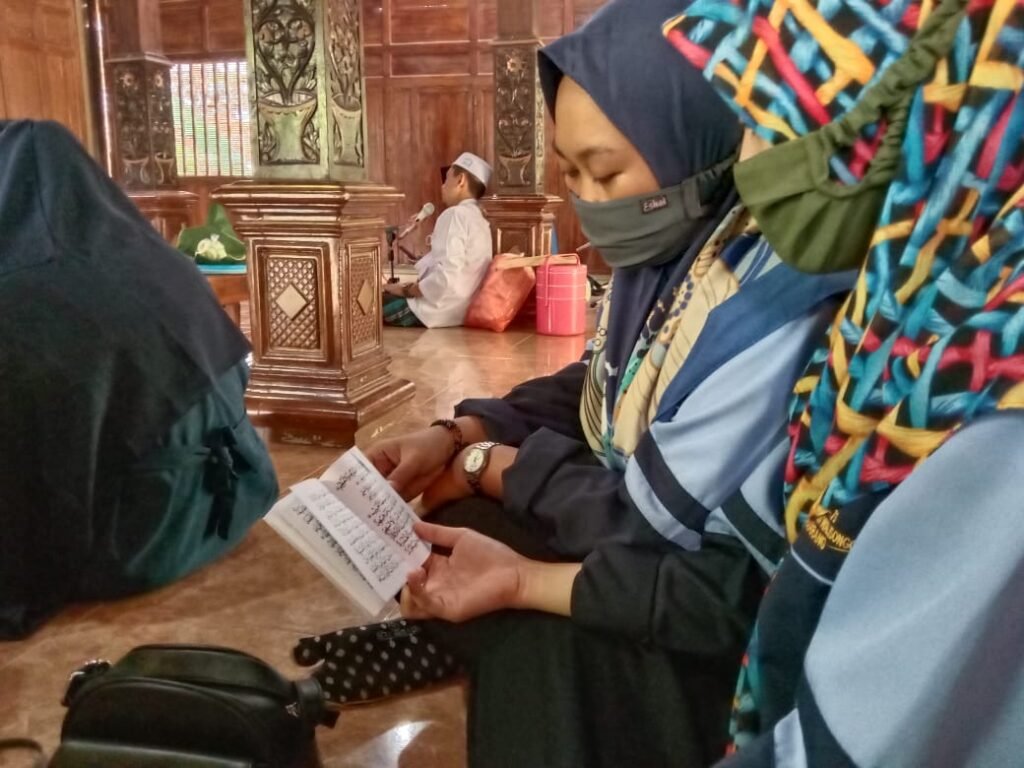 Bersama PAC IPNU IPPNU, Mahasiswa KKN UIN Walisongo Lakukan Pembacaan Maulid Simtudduror