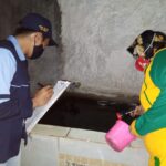 Cegah DBD, Mahasiswa KKN Melakukan Kegiatan PSN