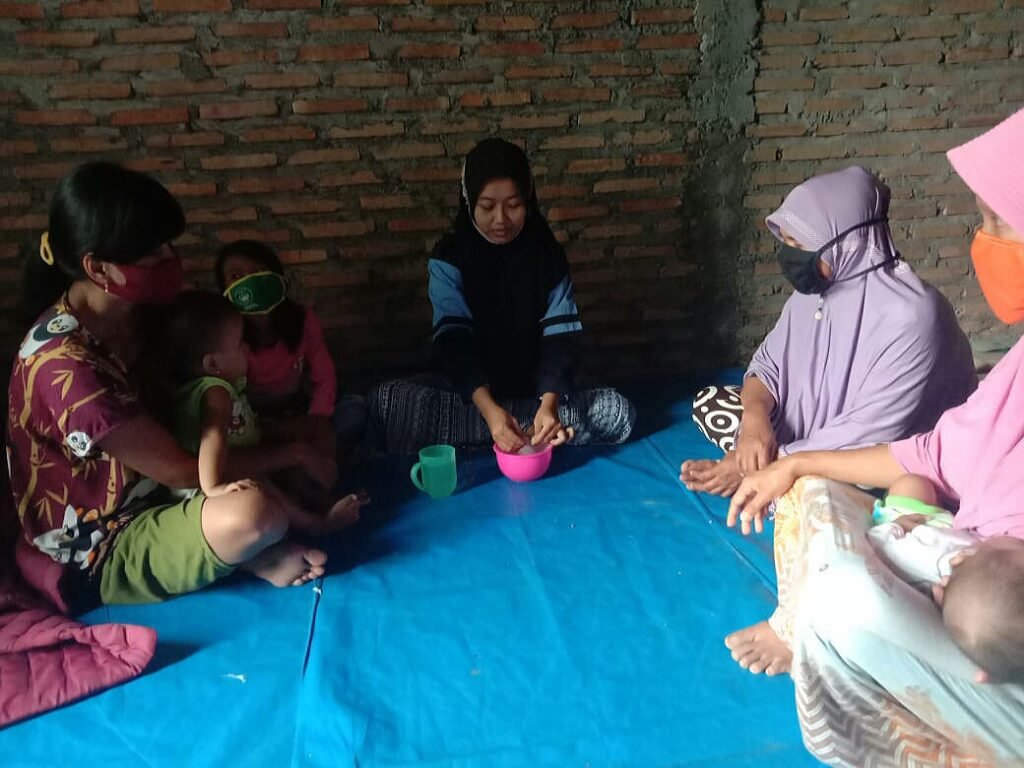 Mahasiswa KKN UIN Walisongo Melakukan Pelatihan Pembuatan Handsanitizer