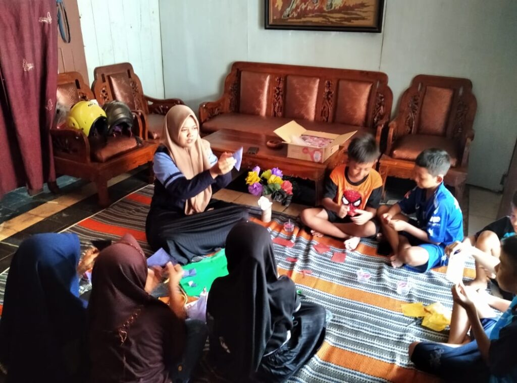 Peduli lingkungan, Mahasiswa KKN UIN Walisongo Ajak Anak Daur Ulang Sampah