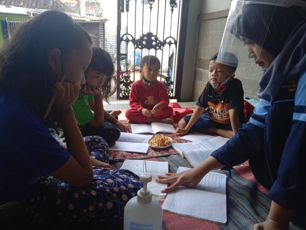 Bantu Pendidikan Anak, Mahasiswa KKN UIN Walisongo Adakan Rumah Belajar Online