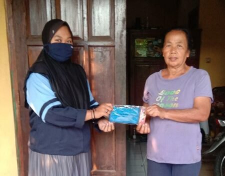 Mahasiswa KKN UIN Walisongo Bagikan Masker Gratis