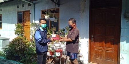 Peserta KKN UIN Walisongo Semarang Bagi Masker dan Adakan Tempat Cuci Tangan