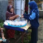 Mahasiswa KKN UIN Walisongo Bagikan Masker dan Hand Sanitizer Gratis