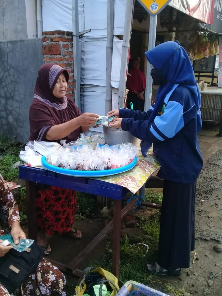 Mahasiswa KKN UIN Walisongo Bagikan Masker dan Hand Sanitizer Gratis