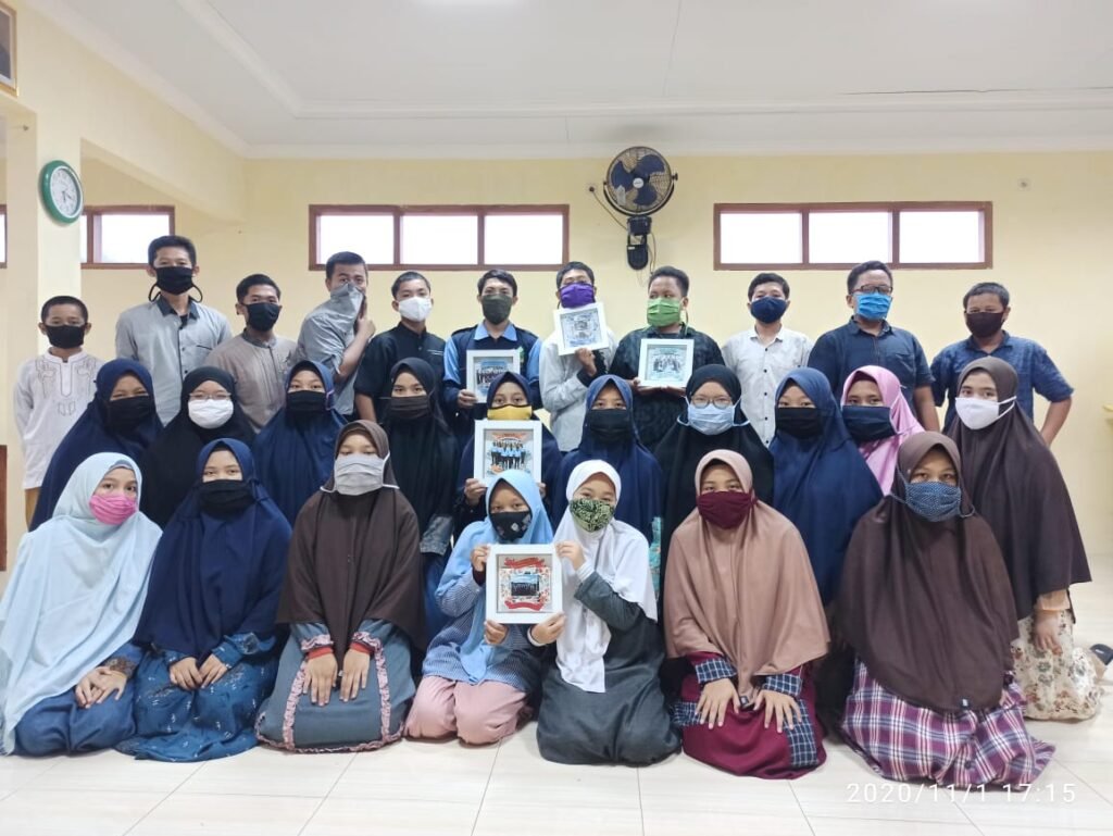 Mahasiswa KKN UIN Walisongo adakan Pelatihan Pembuatan Pop Up Frame