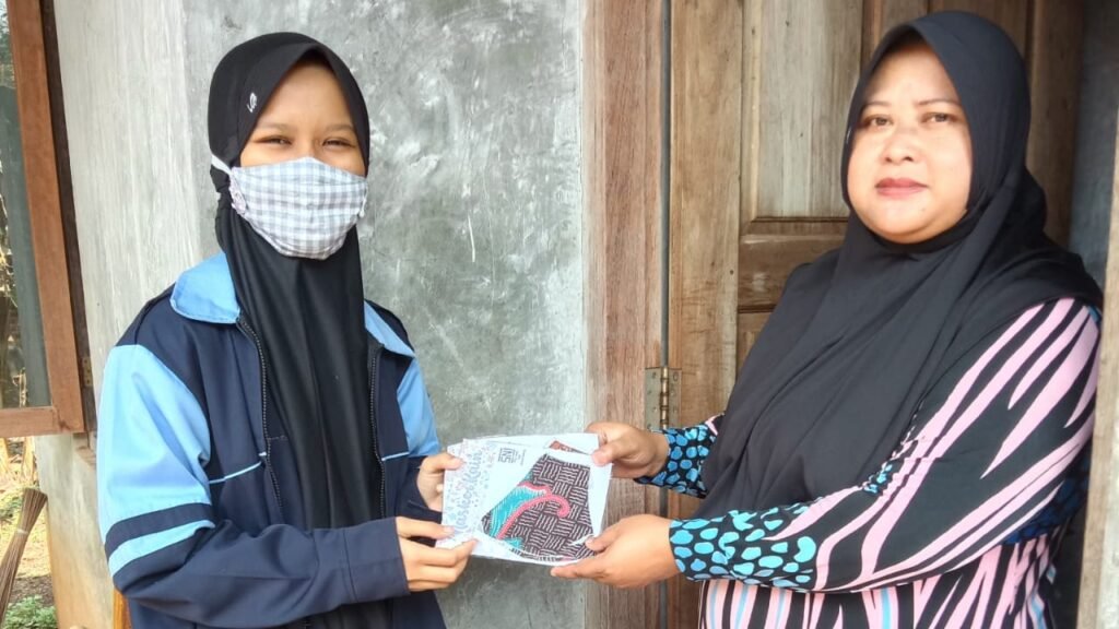 Peduli Covid-19, Mahasiswa KKN UIN Walisongo Bagikan Masker Gratis