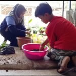 Manfaatkan Limbah Plastik, Mahasiswa KKN UIN Walisongo Buat Media Tanam Apotek Hidup