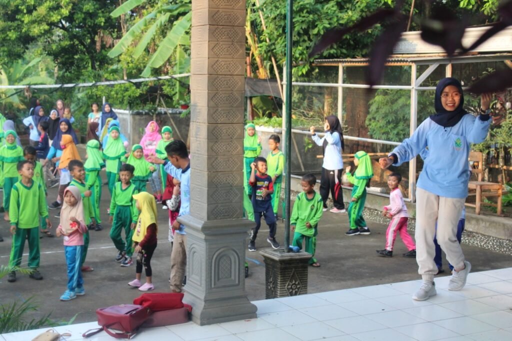 Terapkan Budaya Hidup Sehat, Mahasiswa KKN Ajak Anak Senam Pagi